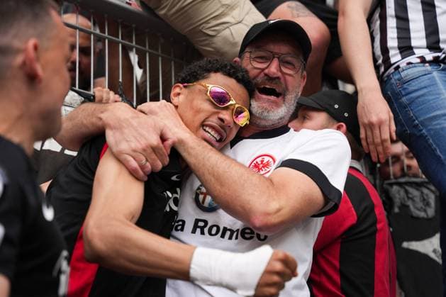 Hugo Ekitike (11 SGE) celebrating with frankfurt supporter after final whistle. Bundesliga football match between Club Freiburg and Eintracht Frankfurt at Europa-Park-Stadion in Freiburg, Germany. (Maximilian Gärtner SPP) Copyright: xMaximilianxGärtnerx xSPPx spp-en-MaGSp-20250517_SCF-SGE-67