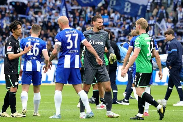 DEU, DFL, 2 FBL, Hertha BSC vs Hannover 96, 18 05 2025, Berliner Olympiastadion, Berlin, DEU, DFL, 2 FBL, Hertha BSC vs Hannover 96, im Bild Toni Leistner Hertha BSC Berlin 37 , Jonjoe Kenny Hertha BSC Berlin 16 , Ron Robert Zieler Hannover 96 1 , Andreas Voglsammer Hannover 96 32 DFL regulations prohibit any use of Photographs as image sequences and or quasi video nordphotoxGmbHx xEngler nph00076