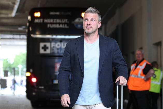 Arrival in Karlsruhe Lukas Kwasniok SC Paderborn 07, Head Coach , Karlsruher SC vs SC Paderborn 07, 2 Bundesliga, 34 Matchday, 2024 2025, 18 05 2025, DFL REGULATIONS PROHIBIT ANY USE OF PHOTOGRAPHS AS IMAGE SEQUENCES AND OR QUASI VIDEO, Karlsruher SC vs SC Paderborn 07, 2 Bundesliga, 34 Matchday, 2024 2025, 18 05 2025 Karlsruhe Copyright: xEibner-Pressefoto JanxPrihodax EP_JPA