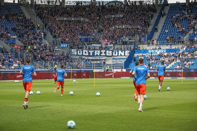 The Paderborn players enter the pitch, Karlsruher SC vs SC Paderborn 07, 2 Bundesliga, Matchday 34, 2024 2025, 18 05 2025, DFL REGULATES PROHIBIT ANY USE OF PHOTOGRAPHS AS IMAGE SEQUENCES AND OR QUASI VIDEO, Karlsruher SC vs SC Paderborn 07, 2 Bundesliga, Matchday 34, 2024 2025, 18 05 2025 Karlsruhe Copyright: xEibner-Pressefoto JanxPrihodax EP_JPA