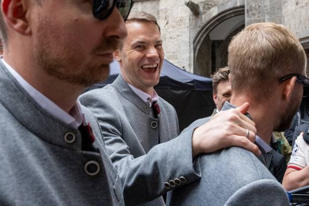 Manuel Neuer 1 FC Bayern Muenchen jokes with Konrad Laimer 27 FC Bayern Muenchen on arrival at the town hall, Meisterfeier, Rathausbalkon, FC Bayern Muenchen und FC Bayern Frauen, Fussball, 18 05 2025 DFB regulations prohibit any use of photographs as image sequences and or quasi video Muenchen Bayern Germany Copyright: xkolbert-press UlrichxGamelx