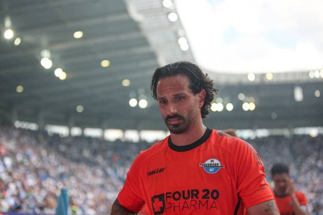 Adriano Grimaldi SC Paderborn 07, 39 sad at the fans, Karlsruher SC vs SC Paderborn 07, 2 Bundesliga, 34 Matchday, 2024 2025, 18 05 2025, DFL REGULATES PROHIBIT ANY USE OF PHOTOGRAPHS AS IMAGE SEQUENCES AND OR QUASI VIDEO, Karlsruher SC vs SC Paderborn 07, 2 Bundesliga, 34 Matchday, 2024 2025, 18 05 2025 Karlsruhe Copyright: xEibner-Pressefoto JanxPrihodax EP_JPA