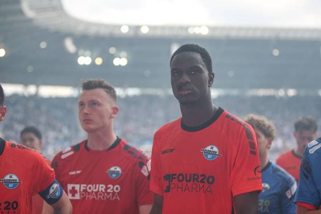 Ilyas Ansah SC Paderborn 07, 29 sad at the fans, Karlsruher SC vs SC Paderborn 07, 2 Bundesliga, 34 Matchday, 2024 2025, 18 05 2025, DFL REGULATES PROHIBIT ANY USE OF PHOTOGRAPHS AS IMAGE SEQUENCES AND OR QUASI VIDEO, Karlsruher SC vs SC Paderborn 07, 2 Bundesliga, 34 Matchday, 2024 2025, 18 05 2025 Karlsruhe Copyright: xEibner-Pressefoto JanxPrihodax EP_JPA