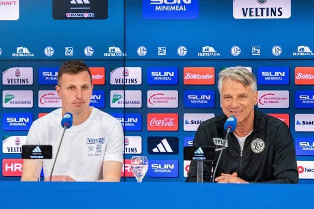 2 Soccer Bundesliga FC Schalke 04 SV 07 Elversberg, 18 05 2025 Jakob Fimpel coach of FC Schalke 04 and Horst Steffen coach of SV Elversberg at the press conference 2 Soccer Bundesliga FC Schalke 04 SV 07 Elversberg, Matchday 34, on 18 05 2025, Veltins Arena, Gelsenkirchen DFL REGULATIONS PROHIBIT ANY USE OF PHOTOGRAPHS AS IMAGE SEQUENCES AND OR QUASI VIDEO Copyright: xBEAUTIFULxSPORTS Erlhofx
