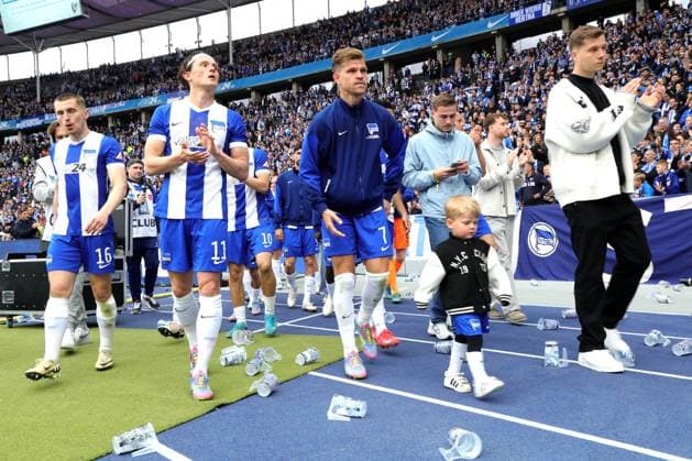 DEU, DFL, 2 FBL, Hertha BSC vs Hannover 96, 18 05 2025, Berliner Olympiastadion, Berlin, DEU, DFL, 2 FBL, Hertha BSC vs Hannover 96, pictured Jonjoe Kenny Hertha BSC Berlin 16 , Fabian Reese Hertha BSC Berlin 11 , Florian Niederlechner Hertha BSC Berlin 7 , Tjark Ernst Hertha BSC Berlin 1 , Marten Winkler Hertha BSC Berlin 22 DFL regulations prohibit any use of Photographs as image sequences and or quasi video nordphotoxGmbHx xEngler nph00076