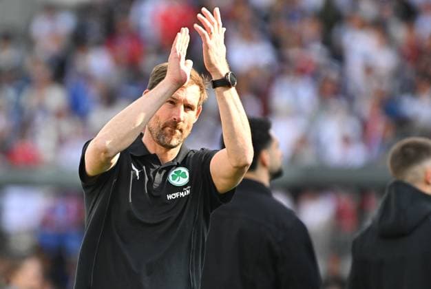 18 05 2025 Soccer Season 2024 2025 2 Soccer Bundesliga 34 Matchday SpVgg Greuther Fürth Kleeblatt Hamburger HSV Hamburg HSV Sportfoto Zink MeZi xmexzix DFL regulations prohibit any use of photographs as image sequences and or quasi video only for editorial use Thomas Kleine Trainer SpVgg Greuther Fürth after the end of the match