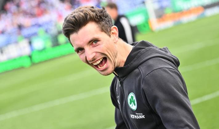 18 05 2025 Soccer Season 2024 2025 2 Soccer Bundesliga 34 Matchday SpVgg Greuther Fürth Kleeblatt Hamburger HSV Hamburg HSV Sportfoto Zink xwoxzix DFL regulations prohibit any use of photographs as image sequences and or quasi video only for editorial use Florian Leimeister Athletik Trainer SpVgg Greuther Fürth Jubel Freude nach Spielende