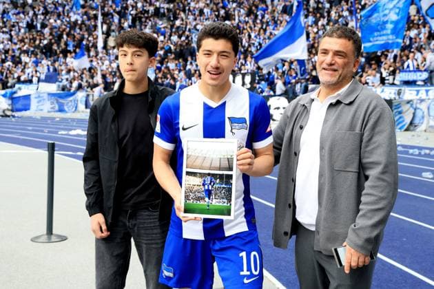 DEU, DFL, 2 FBL, Hertha BSC vs Hannover 96, 18 05 2025, Berliner Olympiastadion, Berlin, DEU, DFL, 2 FBL, Hertha BSC vs Hannover 96, im Bild Ibrahim Maza Hertha BSC Berlin 10 und Familie DFL regulations prohibit any use of Photographs as image sequences and or quasi video nordphotoxGmbHx xEngler nph00076