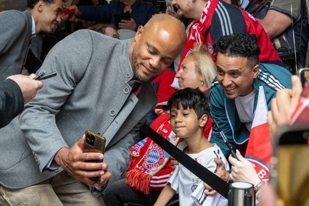 Head coach Vincent Kompany FC Bayern Muenchen makes a sefie with a fan, Meisterfeier, Rathausbalkon, FC Bayern Muenchen und FC Bayern Frauen, Fussball, 18 05 2025 DFB regulations prohibit any use of photographs as image sequences and or quasi video Muenchen Bayern Germany Copyright: xkolbert-press UlrichxGamelx