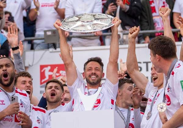 Handover of the championship trophy Champion of the 2 Bundesliga Cheering at 1 FC Köln Here Mark Uth 1 FC Koeln, 13 18 05 2025, 1 FC Köln 1 FC Kaiserslautern Football, 2 Bundesliga, RheinEnergieStadion Köln DFL regulations prohibit any use of photographs as image sequences and or quasi video Copyright: HMBxMedia xMarcoxBader