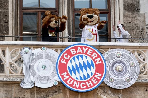The mascots are already making an appearance on the town hall balcony adorned with the trophies and the FC Bayern Muenchen logo Reception and championship ceremony for FC Bayern Muenchen men and women, football, Bundesliga, 2024 2025 season, 18 05 2025 Reception and championship ceremony for FC Bayern Muenchen men and women, football, Bundesliga, 2024 2025 season, 18 05 2025 Muenchen Copyright: xEibner-Pressefoto HeikexFeinerx EP_HFR