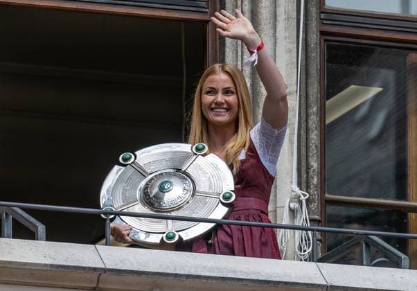 Captain Glodis Perla Viggosdottir FC Bayern Muenchen Women, 4 presents the championship trophy of the Google Pixel Women Bundesliga Reception and Championship Ceremony FC Bayern Muenchen Men and Women, Football, Bundesliga, Season 2024 2025, 18 05 2025 Reception and Championship Ceremony FC Bayern Muenchen Men and Women, Football, Bundesliga, Season 2024 2025, 18 05 2025 Muenchen Copyright: xEibner-Pressefoto HeikexFeinerx EP_HFR