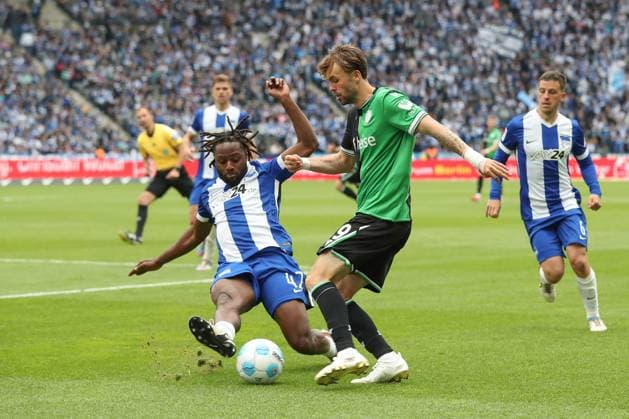 18 05 2025, xtgx, Fußball 2 Bundesliga, Hertha BSC Berlin Hannover 96 emspor, v l Deyovaisio Zeefuik Hertha, 42 , Kolja Oudenne Hannover Zweikampf, Duell, Kampf, tackle DFL DFB REGULATIONS PROHIBIT ANY USE OF PHOTOGRAPHS as IMAGE SEQUENCES and or QUASI VIDEO Berlin