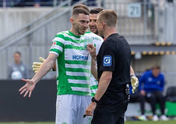 Discussion between Branimir Hrgota 10 Spvgg Greuther Fuerth and Referee Referee Robert Schroeder, Spvgg Greuther Fuerth vs Hamburger SV Football, 2 Bundesliga, DFL, Saison 2024 2025, Rueckrunde, 34 Spieltag, 18 05 2025 DFB regulations prohibit any use of photographs as image sequences and or quasi video Copyright: xkolbert-press MartinxAgüerax