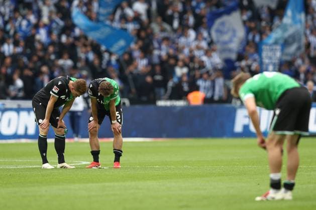 18 05 2025, xtgx, Fußball 2 Bundesliga, Hertha BSC Berlin Hannover 96 emspor, v l Marcel Halstenberg Hannover, 23 , Phil Neumann Hannover, 5 enttaeuscht, enttäuscht, schaut enttaeuscht, niedergeschlagen, disappointed DFL DFB REGULATIONS PROHIBIT ANY USE OF PHOTOGRAPHS as IMAGE SEQUENCES and or QUASI VIDEO Berlin