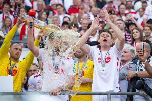 18 05 2025, Soccer, 2 Bundesliga, 34 Matchday Season 2024 2025, 1 FC Köln 1 FC Kaiserslautern, Goalkeeper Marvin Schwäbe 1 FC Köln gives Mark Uth 1 FC Köln m a beer thirst, Dominique Heintz 1 FC Köln r xRHR PHOTO TKx Copyright: RHR-FOTOx RHR-FOTO TK