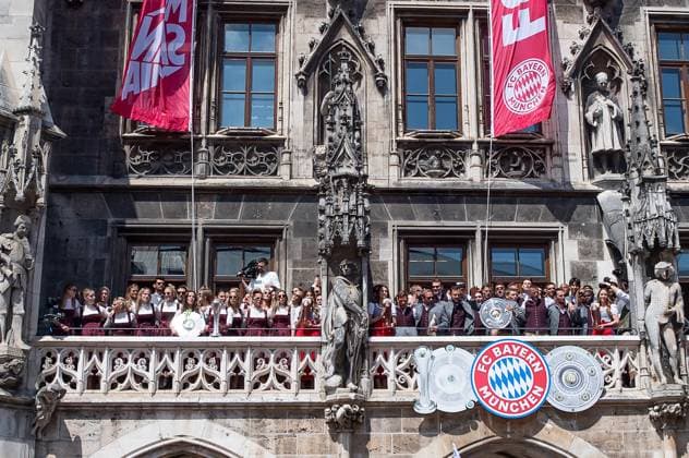 Bilder des Jahres 2025, Sport 05 Mai Sport Themen der Woche KW20 Sport Bilder des Tages Die beiden Teams feiern die Meisterschaften und den Pokalsieg der Frauen auf dem Balkon des Muenchner Rathauses mit ihren Trophaeen Empfang und Meisterehrung FC Bayern Muenchen Maenner und Frauen, Fussball, Bundesliga, Saison 2024 2025, 18.05.2025. Empfang und Meisterehrung FC Bayern Muenchen Maenner und Frauen, Fussball, Bundesliga, Saison 2024 2025, 18.05.2025. Muenchen *** The two teams celebrate the championships and the womens cup victory on the balcony of Munich City Hall with their trophies Reception and championship ceremony FC Bayern Muenchen men and women, football, Bundesliga, 2024 2025 season, 18 05 2025 Reception and championship ceremony FC Bayern Muenchen men and women, football, Bundesliga, 2024 2025 season, 18 05 2025 Munich Copyright: xEibner-Pressefoto HeikexFeinerx EP_HFR