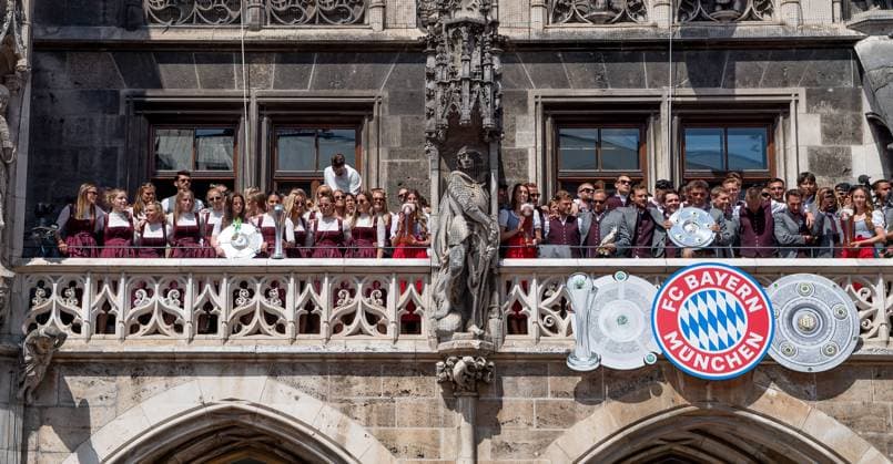 The two teams celebrate the championships and the womens cup victory on the balcony of Munich City Hall with their trophies Reception and championship ceremony FC Bayern Muenchen men and women, football, Bundesliga, 2024 2025 season, 18 05 2025 Reception and championship ceremony FC Bayern Muenchen men and women, football, Bundesliga, 2024 2025 season, 18 05 2025 Munich Copyright: xEibner-Pressefoto HeikexFeinerx EP_HFR