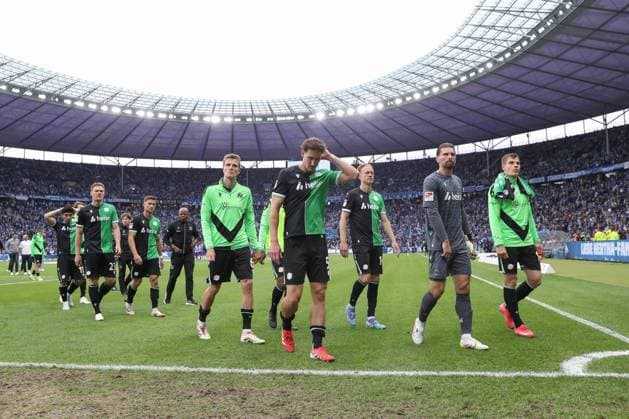 18 05 2025, xtgx, Soccer 2 Bundesliga, Hertha BSC Berlin Hannover 96 emspor, v l Hannover enttaeuscht, enttäuscht, schaut enttaeuscht, niedergeschlagen, disappointed DFL DFB REGULATIONS PROHIBIT ANY USE OF PHOTOGRAPHS as IMAGE SEQUENCES and or QUASI VIDEO Berlin