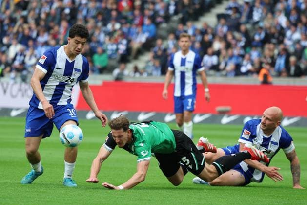 2 Soccer Bundesliga, Hertha BSC Hannover 96 Ibrahim Maza Hertha BSC Berlin 10 in a duel with Phil Neumann Hannover 5 , right Toni Leistner Hertha BSC Berlin 37 , during the match in the 2 Soccer Bundesliga, Hertha BSC Hannover 96 in Berlin, Olympiastadion, on 18 05 2025 DFB regulations prohibit any use of photographs as image sequences and or quasi video Copyright: xBEAUTIFULxSPORTS Frankex