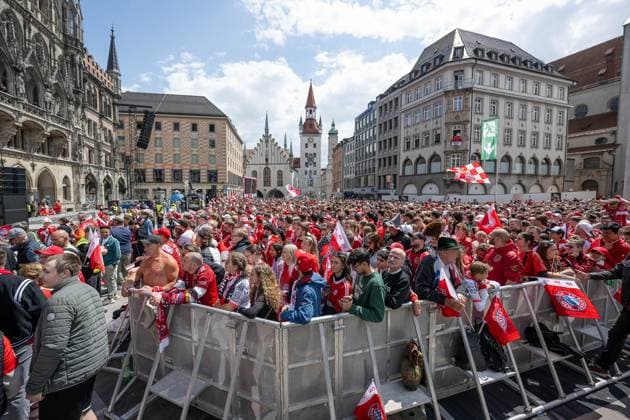 The fans are already standing expectantly on Marienplatz and want to see their stars on the balcony Reception and championship ceremony FC Bayern Muenchen men and women, football, Bundesliga, 2024 2025 season, 18 05 2025 Reception and championship ceremony FC Bayern Muenchen men and women, football, Bundesliga, 2024 2025 season, 18 05 2025 Munich Copyright: xEibner-Pressefoto HeikexFeinerx EP_HFR