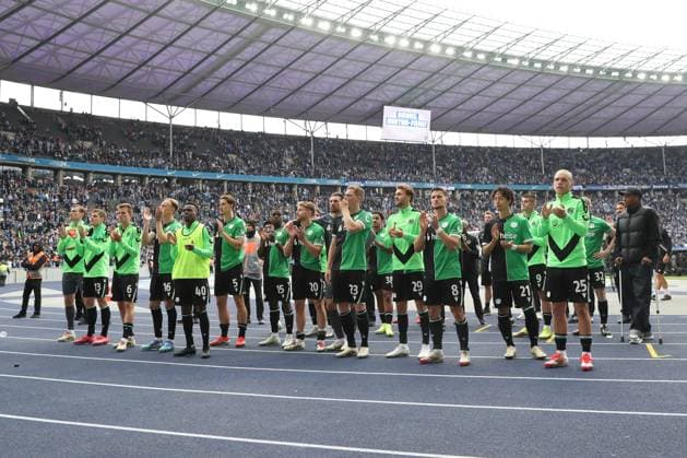18 05 2025, xtgx, Soccer 2 Bundesliga, Hertha BSC Berlin Hannover 96 emspor, v l Hannover Thanks the Fans DFL DFB REGULATIONS PROHIBIT ANY USE OF PHOTOGRAPHS as IMAGE SEQUENCES and or QUASI VIDEO Berlin