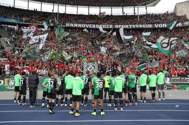 18 05 2025, xtgx, Soccer 2 Bundesliga, Hertha BSC Berlin Hannover 96 emspor, v l Hannover Thanks the Fans DFL DFB REGULATIONS PROHIBIT ANY USE OF PHOTOGRAPHS as IMAGE SEQUENCES and or QUASI VIDEO Berlin