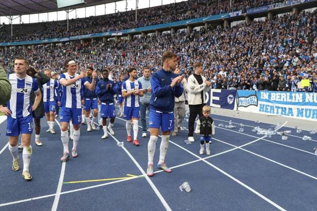 18 05 2025, xtgx, Fussball 2 Bundesliga, Hertha BSC Berlin Hannover 96 emspor, v l Hertha Bedankt sich bei den Fans DFL DFB REGULATIONS PROHIBIT ANY USE OF PHOTOGRAPHS as IMAGE SEQUENCES and or QUASI VIDEO Berlin
