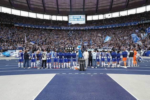 18 05 2025, xtgx, Fussball 2 Bundesliga, Hertha BSC Berlin Hannover 96 emspor, v l Hertha Bedankt sich bei den Fans DFL DFB REGULATIONS PROHIBIT ANY USE OF PHOTOGRAPHS as IMAGE SEQUENCES and or QUASI VIDEO Berlin