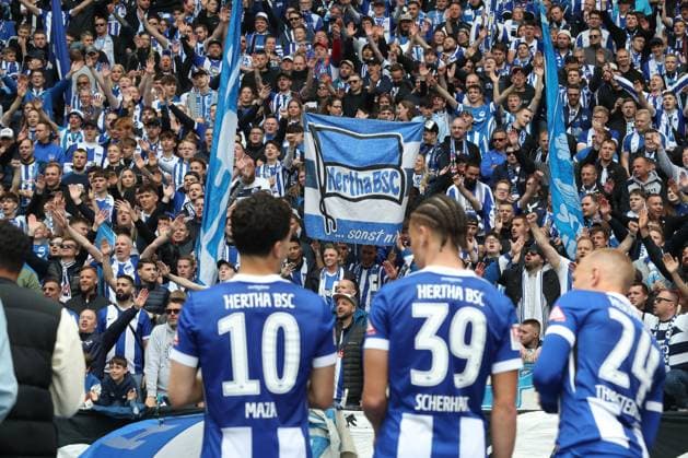 18 05 2025, xtgx, Fussball 2 Bundesliga, Hertha BSC Berlin Hannover 96 emspor, v l Hertha Bedankt sich bei den Fans DFL DFB REGULATIONS PROHIBIT ANY USE OF PHOTOGRAPHS as IMAGE SEQUENCES and or QUASI VIDEO Berlin