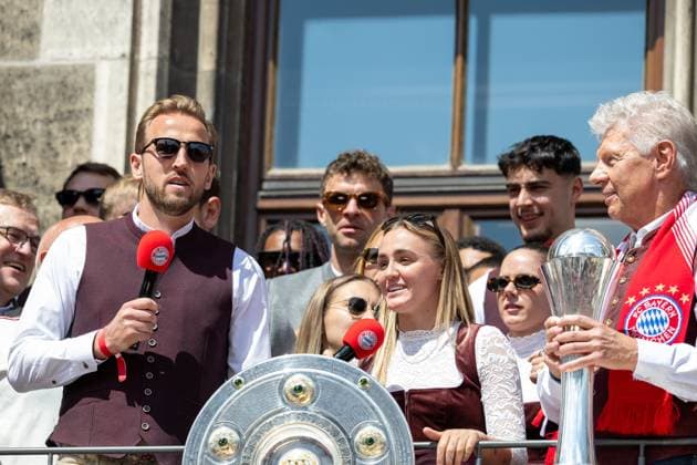 Harry Kane 9 FC Bayern Muenchen sings with Georgia Stanway 31 FC Bayern Muenchen Frauen , Dieter Reiter listens, Meisterfeier, Rathausbalkon, FC Bayern Muenchen und FC Bayern Frauen, Fussball, 18 05 2025 DFB regulations prohibit any use of photographs as image sequences and or quasi video Muenchen Bayern Deutschland Copyright: xkolbert-press UlrichxGamelx