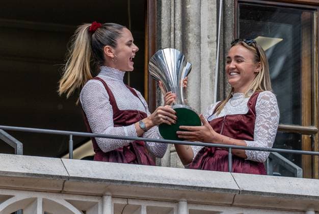 Sarah Zadrazil FC Bayern Muenchen Women, 25 and Georgia Stanway FC Bayern Muenchen Women, 31 present the DFB Womens Cup Reception and Championship Ceremony FC Bayern Muenchen Men and Women, Football, Bundesliga, Season 2024 2025, 18 05 2025 Reception and Championship Ceremony FC Bayern Muenchen Men and Women, Football, Bundesliga, Season 2024 2025, 18 05 2025 Muenchen Copyright: xEibner-Pressefoto HeikexFeinerx EP_HFR