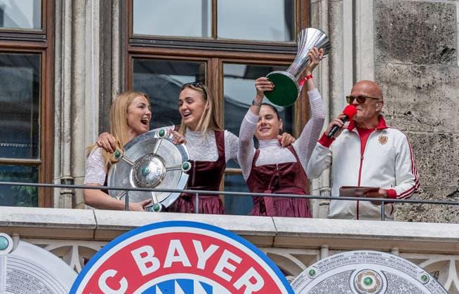 Captain Glodis Perla Viggosdottir FC Bayern Muenchen Women, 4 with the championship trophy of the Google Pixel Womens Bundesliga, Sarah Zadrazil FC Bayern Muenchen Women, 25 and Georgia Stanway FC Bayern Muenchen Women, 31 present the DFB Womens Cup, on the right Stephan Lehmann stadium announcer, FC Bayern Muenchen reception and championship ceremony FC Bayern Muenchen men and women, football, Bundesliga, 2024 2025 season, 18 05 2025 reception and championship ceremony FC Bayern Muenchen men and women, football, Bundesliga, 2024 2025 season, 18 05 2025 Muenchen Copyright: xEibner-Pressefoto HeikexFeinerx EP_HFR