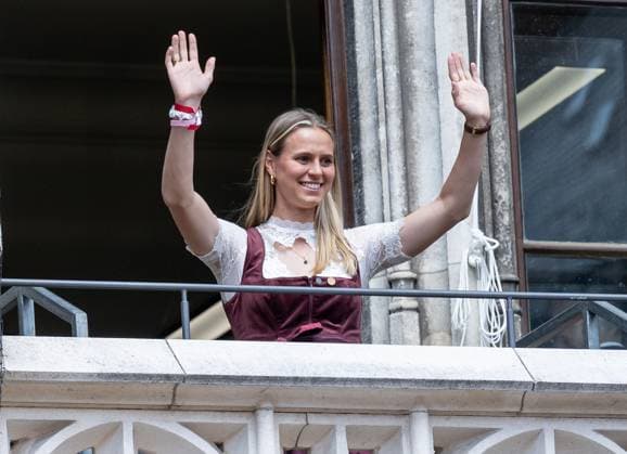 Klara Buehl FC Bayern Muenchen women, 17 Reception and championship ceremony FC Bayern Muenchen men and women, football, Bundesliga, 2024 2025 season, 18 05 2025 Reception and championship ceremony FC Bayern Muenchen men and women, football, Bundesliga, 2024 2025 season, 18 05 2025 Muenchen Copyright: xEibner-Pressefoto HeikexFeinerx EP_HFR
