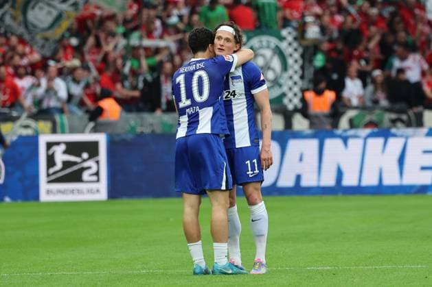 2 Soccer Bundesliga, Hertha BSC Hannover 96 End, End of match, Out, Farewell, Ibrahim Maza Hertha BSC Berlin 10 hugs Fabian Reese Hertha BSC Berlin 11 , during the match in the 2 Soccer Bundesliga, Hertha BSC Hannover 96 in Berlin, Olympiastadion, on 18 05 2025 DFB regulations prohibit any use of photographs as image sequences and or quasi video Copyright: xBEAUTIFULxSPORTS Frankex