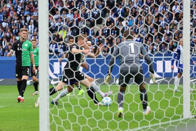 2 Soccer Bundesliga, Hertha BSC Hannover 96 Fabian Reese Hertha BSC Berlin 11 in a duel with Marcel Halstenberg Hannover 23 In front goalkeeper Ron Robert Zieler Hannover 1 holds, secures the ball, during the match in the 2 Soccer Bundesliga, Hertha BSC Hannover 96 in Berlin, Olympiastadion, on 18 05 2025 DFB regulations prohibit any use of photographs as image sequences and or quasi video Copyright: xBEAUTIFULxSPORTS Frankex