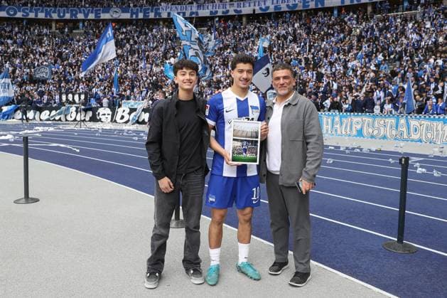 18 05 2025, xtgx, Fußball 2 Bundesliga, Hertha BSC Berlin Hannover 96 emspor, v l Hertha verabschiedet Ibrahim Maza Hertha, 10 DFL DFB REGULATIONS PROHIBIT ANY USE OF PHOTOGRAPHS as IMAGE SEQUENCES and or QUASI VIDEO Berlin