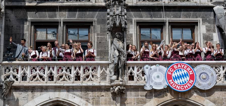 The womens team celebrates winning the double on the town hall balcony Reception and championship ceremony FC Bayern Muenchen men and women, football, Bundesliga, 2024 2025 season, 18 05 2025 Reception and championship ceremony FC Bayern Muenchen men and women, football, Bundesliga, 2024 2025 season, 18 05 2025 Muenchen Copyright: xEibner-Pressefoto HeikexFeinerx EP_HFR