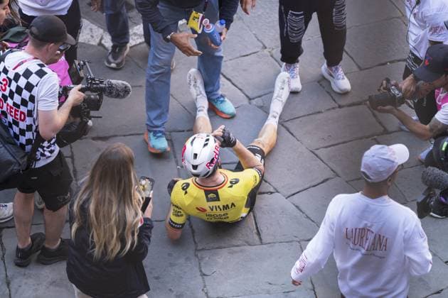 Van Aert Wout of Team Visma celebrates as he cycles to the finish line to win after the stage 9 of the Giro d™Italia from Gubbio to Siena, Italy - Sunday, May 18, 2025. - cycling.  Copyright: xMatteoxSecci Lapressex