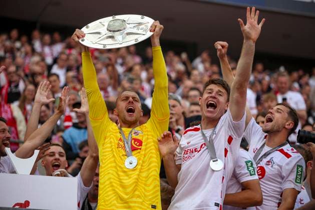 Cologne, Germany, 18 05 25 Martin Schwäbe 1 FC Köln gestures, gestures with the championship trophy during the 2 Bundesliga match between 1 FC Köln vs 1 FC Kaiserslautern at RheinEnergieStadion Köln RheinEnergieStadion North Rhine Westphalia Germany Copyright: xBrauer-Fotoagenturx xAdrianxSchlx