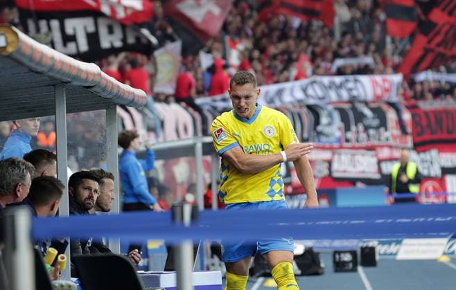 Sven Koehler Eintracht Braunschweig angry after his substitution Football, Men, Season 2024 2025 2 BL, Eintracht Stadion, Eintracht Braunschweig vs 1 FC Nuernberg, 1 4 Braunschweig must go into relegation DFL REGULATIONS PROHIBIT ANY USE OF PHOTOGRAPHS AS IMAGE SEQUENCES AND OR QUASI VIDEO