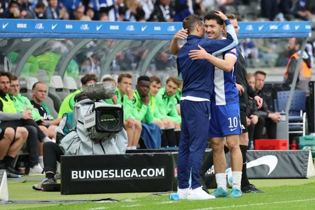 2 Soccer Bundesliga, Hertha BSC Hannover 96 Farewell, Off, End, Final whistle, End of match, Ibrahim Maza Hertha BSC Berlin 10 says goodbye, is embraced by coach Stefan Leitl Hertha BSC Berlin , during the match in the 2 Soccer Bundesliga, Hertha BSC Hannover 96 in Berlin, Olympiastadion, on 18 05 2025 DFB regulations prohibit any use of photographs as image sequences and or quasi video Copyright: xBEAUTIFULxSPORTS Frankex