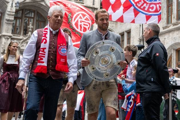 Dieter Reiter accompanies Harry Kane 9 FC Bayern Muenchen to the town hall, Meisterfeier, Rathausbalkon, FC Bayern Muenchen und FC Bayern Frauen, Fussball, 18 05 2025 DFB regulations prohibit any use of photographs as image sequences and or quasi video Muenchen Bayern Deutschland Copyright: xkolbert-press UlrichxGamelx
