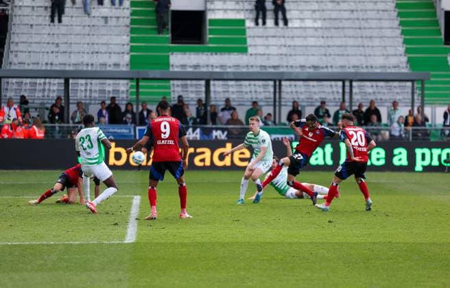 Disallowed goal by Davie Selke 27 Hamburger SV due to Stuermerfoul, disallowed by VAR, Spvgg Greuther Fuerth vs Hamburger SV Football, 2 Bundesliga, DFL, Saison 2024 2025, Rueckrunde, 34 Spieltag, 18 05 2025 DFB regulations prohibit any use of photographs as image sequences and or quasi video Copyright: xkolbert-press MartinxAgüerax
