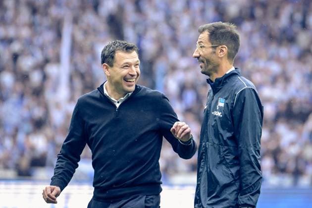 Fußball 2 Bundesliga, Hertha BSC Berlin Hannover 96 18 05 2025, xdanx, Fussball 2 Bundesliga, Hertha BSC Berlin Hannover 96 emspor, v l Benjamin Weber Hertha BSC Sportdirektor , Andre Mijatovic Hertha BSC Co Trainer Jubel ueber den Sieg DFL DFB REGULATIONS PROHIBIT ANY USE OF PHOTOGRAPHS AS IMAGE SEQUENCES AND OR QUASI VIDEO Daniel Lakomski Mix1 Berlin Olympiastadion Berlin Germany DEU Copyright: xDanielxLakomskix