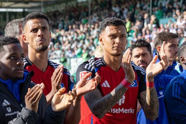 Final cheers from the fans, Robert Glatzel 9 Hamburger SV , Davie Selke 27 Hamburger SV , Spvgg Greuther Fuerth vs Hamburger SV Football, 2 Bundesliga, DFL, Saison 2024 2025, Rueckrunde, 34 Spieltag, 18 05 2025 DFB regulations prohibit any use of photographs as image sequences and or quasi video Copyright: xkolbert-press MartinxAgüerax