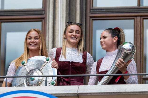 Glodis Perla Viggosdottir 4 FC Bayern Muenchen Frauen , Georgia Stanway 31 FC Bayern Muenchen Frauen , Sarah Zadrazil 25 FC Bayern Muenchen Frauen mit Meisterschale und Pokal, Meisterfeier, Rathausbalkon, FC Bayern Muenchen und FC Bayern Frauen, Fussball, 18 05 2025 DFB regulations prohibit any use of photographs as image sequences and or quasi video Muenchen Bayern Deutschland Copyright: xkolbert-press UlrichxGamelx