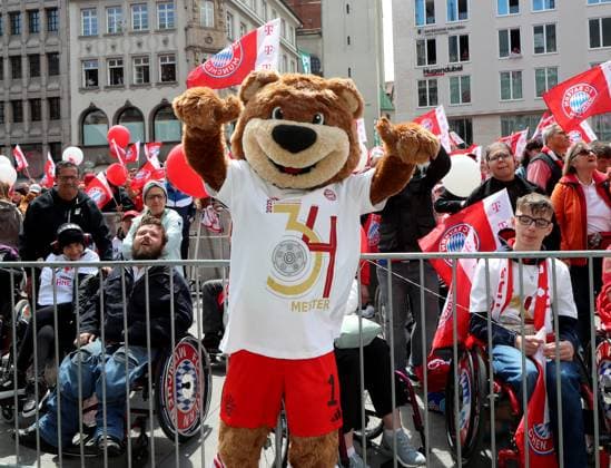 Football, men, Bundesliga, season 2024 2025, FC Bayern Munich, championship celebration, Rathausbalkon, Marienplatz The mascot of FC Bayern Munich, Berni with the anniversary T-shirt celebrating