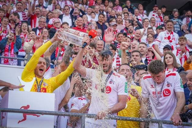 18 05 2025 Germany 2 Soccer Bundesliga 2024 2025, 34 Matchday 1 FC Köln vs 1 FC Kaiserslautern Rhein Energie Stadion Köln Beer shower for Mark Uth 1 FC Köln, 13 Championship celebration, promotion, last match, farewell Copyright: xJOERANxSTEINSIEKx