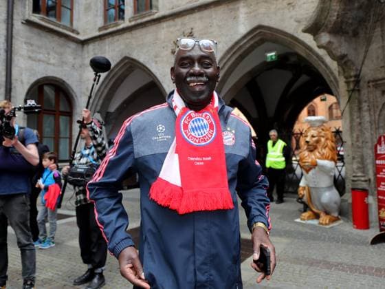 Football, men, Bundesliga, 2024 2025 season, FC Bayern Munich, championship celebration, Rathausbalkon, Marienplatz Isaak Cisse, the cult taxi driver from Munich with his own scarf